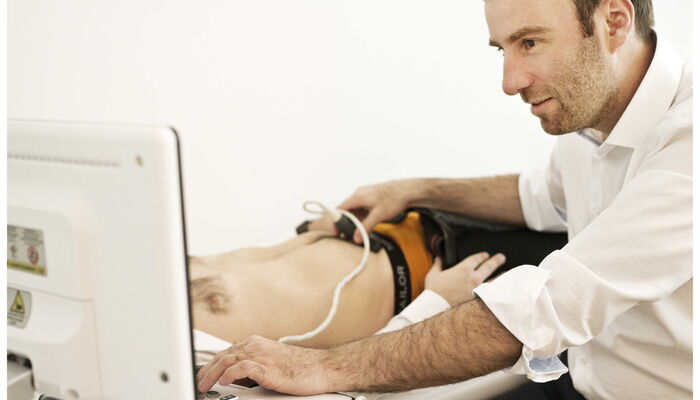 Urologe Dr. Martin Schmudermaier bei einer Ultraschall-Untersuchung